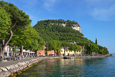 Italien, Venetien, Gardasee, Lokale an der Seeuferpromenade Regina Adelaide
