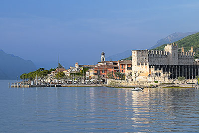 Italien, Venetien, Gardasee, Blick von der Autofähre auf die Ortschaft