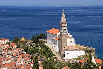 Slowenien, Primorska, Slowenisch Istrien, Blick von der historischen Stadtmauer auf den Glockenturm