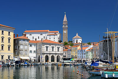 Slowenien, Primorska, Slowenisch Istrien, Am Hafen mit Blick zum Glockenturm