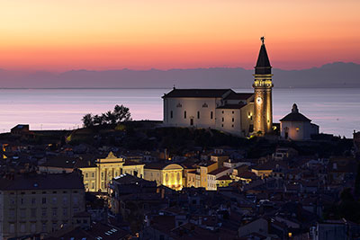 Slowenien, Primorska, Slowenisch Istrien, Abendstimmung mit Blick vom Aussichtspunkt Oljcna pot auf die Altstadt