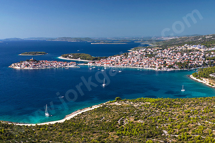 Kroatien, Sibenik-Knin, Dalmatien,Norddalmatien, Blick auf die Halbinsel mit der Altstadt und die umliegenden Inseln