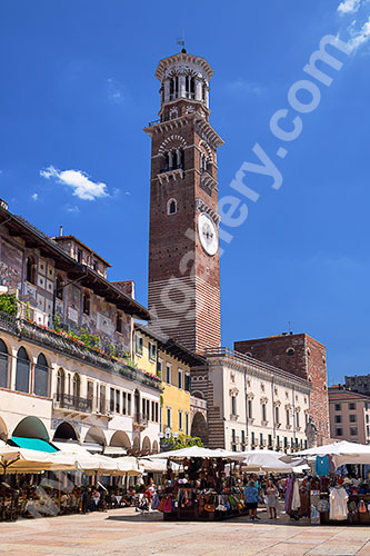 Italien, Veneto, Verona und Umgebung, Der 84 m hohe Turm Torre dei Lamberti an der Piazza delle Erbe