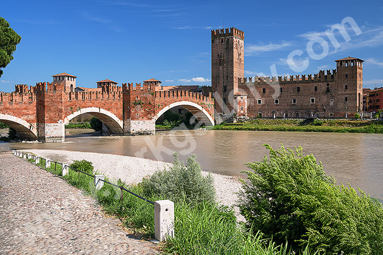 Italien, Veneto, Verona und Umgebung, Scaligerburg Castelvecchio mit Bogenbrücke "Ponte Scaligero" über die Etsch