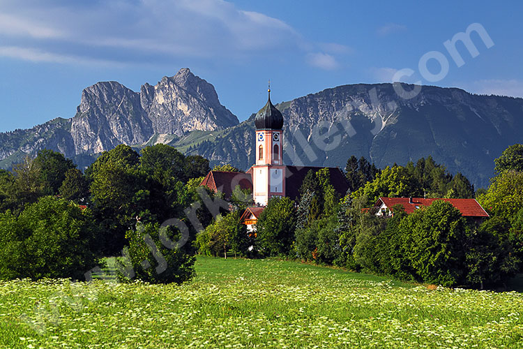 Deutschland, Bayern, Bayerische Voralpen,Ostallgäu, Die Dorfkirche von Seeg mit den Allgäuer Alpen im Hintergrund