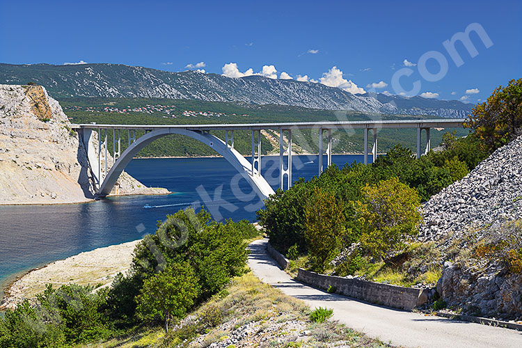 Kroatien, Primorje-Gorski kotar, Kvarner Bucht, Bogenbrücke zwischen der Insel Krk und dem Festland