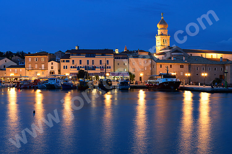 Kroatien, Primorje-Gorski kotar, Kvarner Bucht, Blaue Stunde am Hafen mit Blick auf die Uferpromenade und den Glockenturm der Kathedrale