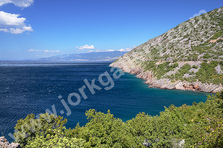 Kroatien, Primorje-Gorski kotar, Kvarner Bucht, Malerischer Küstenabschnitt an der Westseite des Küstengebirges Velebit