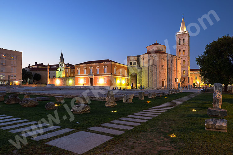 Kroatien, Zadar, Dalmatien,Norddalmatien, Blaue Stunde an der St. Donatus Kirche und dem Forum Romanum