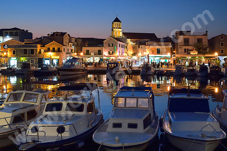 Kroatien, Sibenik-Knin, Dalmatien,Norddalmatien, Blaue Stunde am Hafen mit Blick in die Altstadt