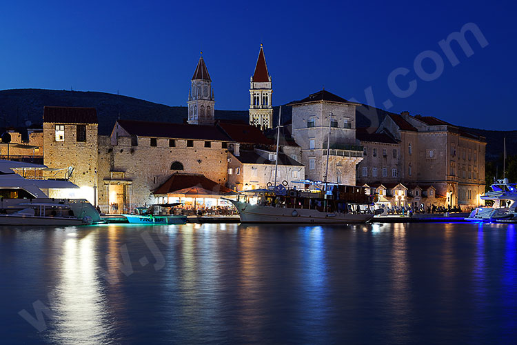 Kroatien, Split-Dalmatien, Dalmatien,Mitteldalmatien, Blaue Stunde an der malerischen Uferpromenade mit historische Bauten