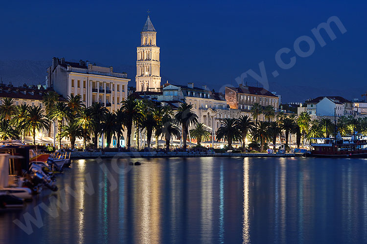 Kroatien, Split-Dalmatien, Dalmatien,Mitteldalmatien, Blaue Stunde mit Blick vom Hafen auf die palmengesäumte Uferpromenade Riva