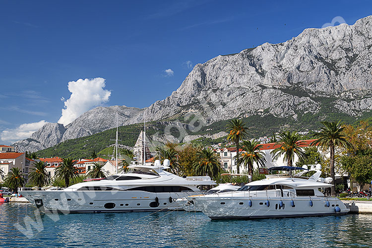 Kroatien, Split-Dalmatien, Dalmatien,Mitteldalmatien, Uferpromenade am Hafen mit dem Biokovo Gebirge im Hintergrund