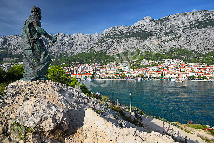 Kroatien, Split-Dalmatien, Dalmatien,Mitteldalmatien, Statue St. Peter mit Blick auf die Stadt und das Biokovo Gebirge