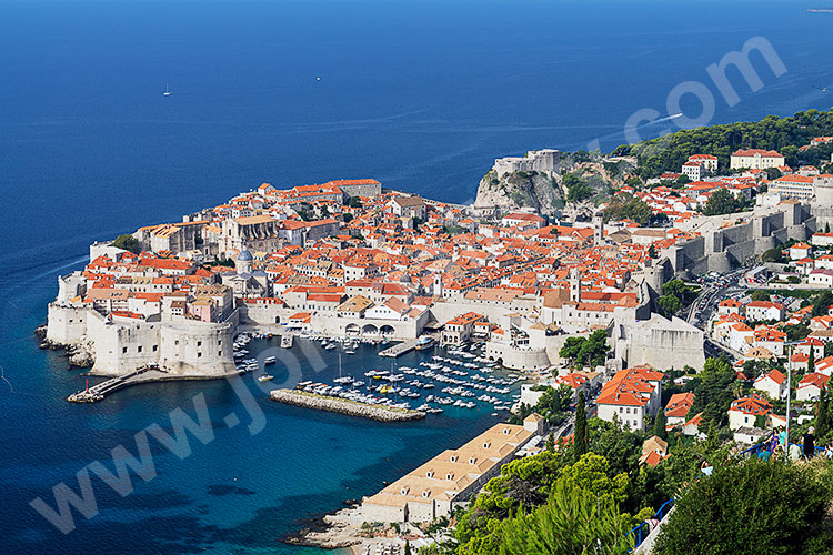 Kroatien, Dubrovnik-Neretva, Dalmatien,Süddalmatien, Blick von einer erhöhten Aussichtsplattform auf die Altstadt und die Adria