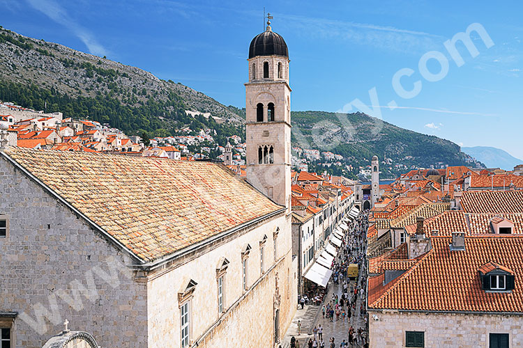 Kroatien, Dubrovnik-Neretva, Dalmatien,Süddalmatien, Blick von der Festungsmauer auf das Franziskanerkloster und der Hauptgasse Stradun