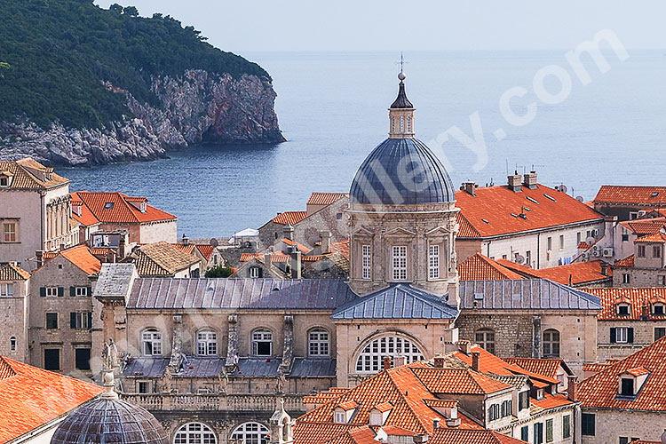 Kroatien, Dubrovnik-Neretva, Dalmatien,Süddalmatien, Blick von der Festungsmauer auf die Altstadt und die Insel Lokrum