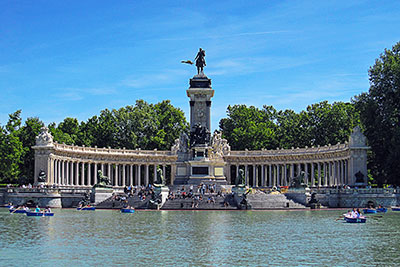 Spanien, Madrid, Madrid und Umgebung, Säulengang und Reiterstandbild Alfonso XII im Retiro-Park