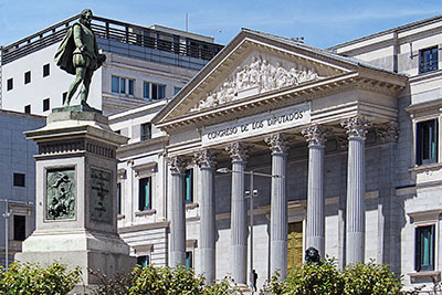 Spanien, Madrid, Madrid und Umgebung, Das Denkmal Miguel de Cervantes mit dem spanischen Parlamentsgebäude im Hintergrund