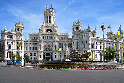 Spanien, Madrid, Madrid und Umgebung, Der Palacio de Cibeles als Sitz der Stadtverwaltung mit dem Brunnen Fuente de Cibeles