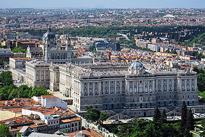Spanien, Madrid, Madrid und Umgebung, Blick von der Rooftop Bar 360° des Hotels RIU Plaza Espana zum Königspalast