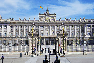 Spanien, Madrid, Madrid und Umgebung, Der Ehrenhof mit dem Südeingang des Palacio Real de Madrid