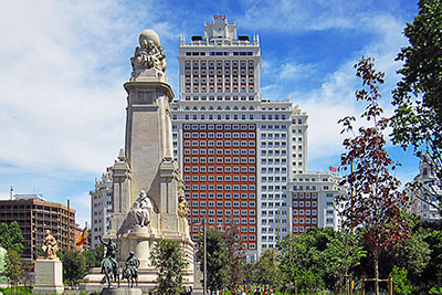 Spanien, Madrid, Madrid und Umgebung, Hotel RIU Plaza Espana mit dem Monumento Cervantes
