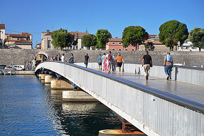 Kroatien, Zadar, Dalmatien,Norddalmatien, Fußgängerbrücke zur Altstadtinsel