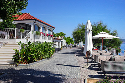 Kroatien, Split-Dalmatien, Dalmatien,Mitteldalmatien, Restaurant an der Strandpromenade im Amadria Park Camping Resort