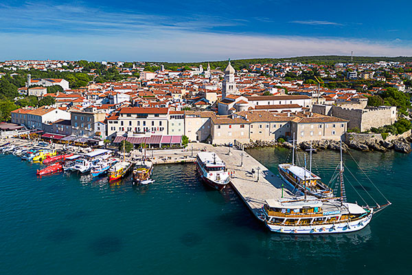 Kroatien, Primorje-Gorski kotar, Kvarner Bucht, Blick auf den Hafen und die Altstadt mit der Kathedrale
