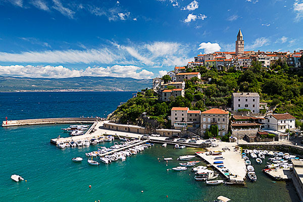 Kroatien, Primorje-Gorski kotar, Kvarner Bucht, Blick vom Hafen zum Glockenturm der Kirche Mariä Himmelfahrt, dem höchsten Punkt in der Altstadt