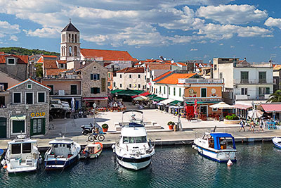 Kroatien, Sibenik-Knin, Dalmatien,Norddalmatien, Hafen mit Blick auf den Hauptplatz der Altstadt und den Glockenturm der Kirche Heiliges Kreuz