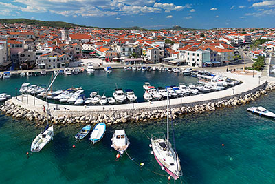 Kroatien, Sibenik-Knin, Dalmatien,Norddalmatien, Hafen mit Blick auf den Hauptplatz der Altstadt und den Glockenturm der Kirche Heiliges Kreuz