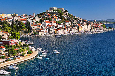 Kroatien, Sibenik-Knin, Dalmatien,Norddalmatien, Blick auf den Hafen und die Altadt mit der Festung