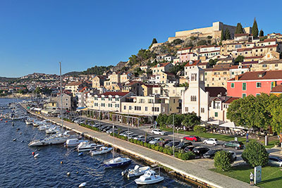Kroatien, Sibenik-Knin, Dalmatien,Norddalmatien, Blick auf die Uferpromenade mit den Häusern der Altstadt und die Festung St. Michael
