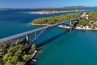 Kroatien, Sibenik-Knin, Dalmatien,Norddalmatien, Am Kanal zur Bucht von Morinje mit der Morinje-Stahlbogenbrücke