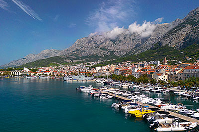 Kroatien, Split-Dalmatien, Dalmatien,Mitteldalmatien, Blick auf den Hafen, die Stadt und das Biokovo Gebirge im Hintergrund