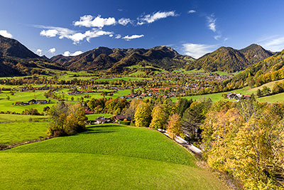 Deutschland, Bayern, Bayerische Alpen,Chiemgauer Alpen, Herbststimmung oberhalb des Ortes an der Verbindungsstraße nach Inzell