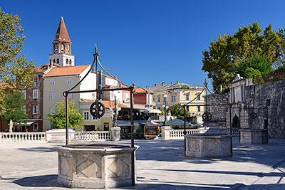 Kroatien, Zadar, Dalmatien,Norddalmatien, Platz der fünf Brunnen mit der St. Simon Kirche im Hintergrund
