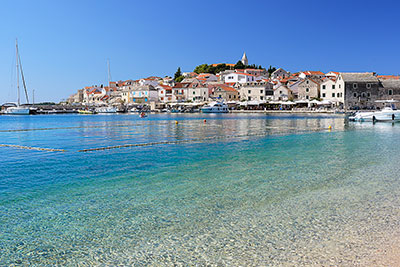 Kroatien, Sibenik-Knin, Dalmatien,Norddalmatien, Blick vom Strand Luka auf die Altstadt