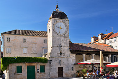 Kroatien, Split-Dalmatien, Dalmatien,Mitteldalmatien, Glockenturm und Stadtloggia am Hauptplatz der Altstadt