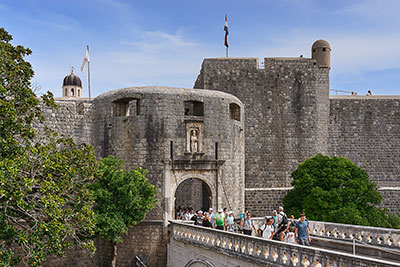 Kroatien, Dubrovnik-Neretva, Dalmatien,Süddalmatien, Eingang an der Festungsmauer durch das Pile Tor