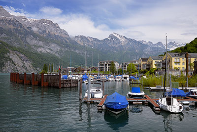 Schweiz, St. Gallen, Schweizer Alpen,Glarner Alpen, Am Bootshafen Unterterzen mit Blick zum See und zur Gipfelkette der Churfirsten