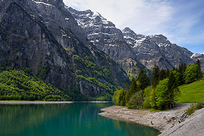 Schweiz, Glarus, Schweizer Alpen,Schwyzer Alpen, Unterwegs am Ufer des Klöntalersees mit Blick zur Bergkette am Glärnisch (2915 m)
