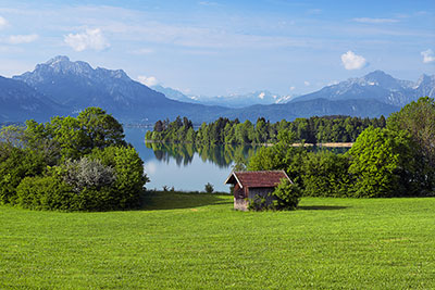 Deutschland, Bayern, Bayerische Voralpen,Ostallgäu, Beim Panorama-Stadl am Forggensee mit Blick zu den Ammergauer und Allgäuer Alpen