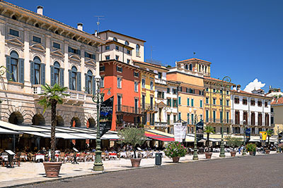 Italien, Veneto, Verona und Umgebung, Historische Häuserzeile an der Piazza Bra mit vielen Restaurants und Straßencafés