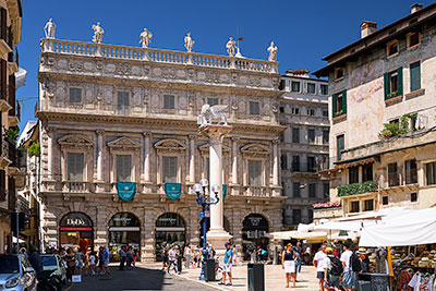 Italien, Veneto, Verona und Umgebung, Barockpalast Palazzo Maffei an der Piazza delle Erbe