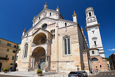 Italien, Veneto, Verona und Umgebung, Westfassade des Domkomplexes an der Piazza Duomo mit der Kathedrale di Santa Maria Matricolare