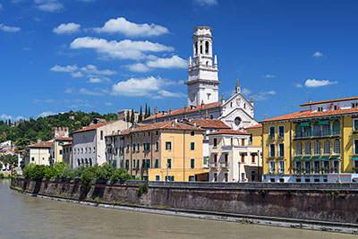 Italien, Veneto, Verona und Umgebung, Blick vom nördlichen Etschufer in Richtung Domkomplex mit der Kathedrale Santa Maria Matricolare