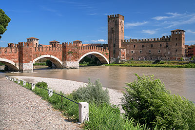 Italien, Veneto, Verona und Umgebung, Scaligerburg Castelvecchio mit Bogenbrücke "Ponte Scaligero" über die Etsch
